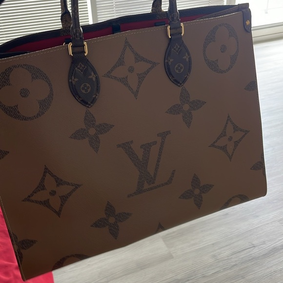 Large Louis Vuitton on the go purse - Picture 4 of 10